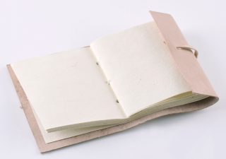 Kleines Notizbuch mit Ledereinband
